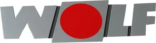 Silbernes Firmenschild mit rotem Kreis und dem Schriftzug "WOLF" in eleganter, moderner Schrift. Die Buchstaben sind in unterschiedlichen Höhen angeordnet.